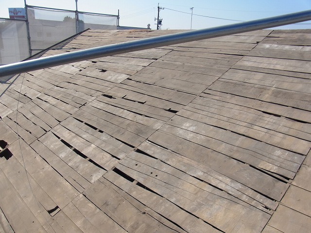 荒板の貼られた古い屋根下地